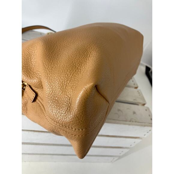 MICHAEL KORS, CAMEL PEBBLED LEATHER SHOULDER BAG WITH CHARM - Picture 8 of 16